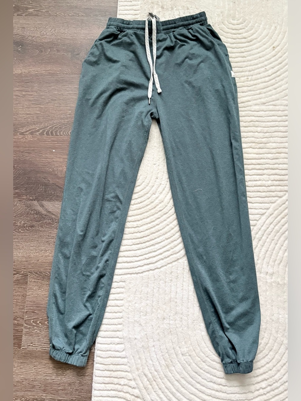 Vuori Green performance joggers xs